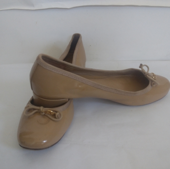 Tory Burch charm patent pumps sz 9 - Picture 6 of 12